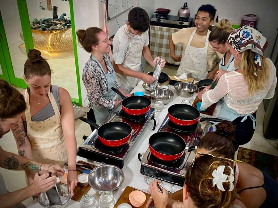 Gili air: Kaktus traditional cooking class - Starting with coconut and the cobek