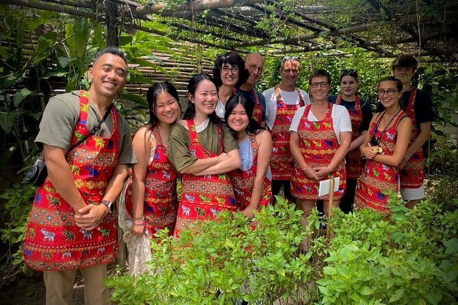 Half Day Chiang Mai Cooking Class and Market Taste Tour - Guides and the Small Group Atmosphere