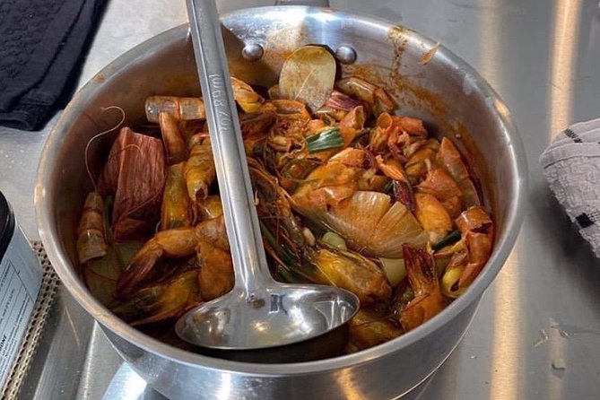 Hands-on Cajun Roux Cooking Class in New Orleans - The chefs bring different personalities
