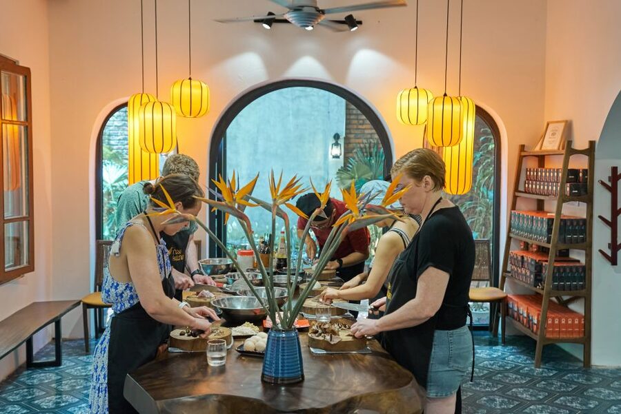 Hanoi: Cooking Class in a Local Villa with Market Tour - The guides make the difference