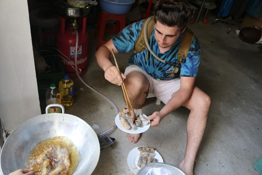 Hanoi: Village Farm Tour and Cooking Class with Lunch - Getting your hands dirty in the vegetable field