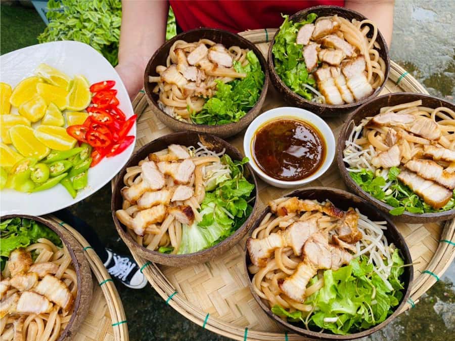 Hoi An: Basket Boat with Lantern-Making & Cooking Class Tour - Guides, group size, and the human side