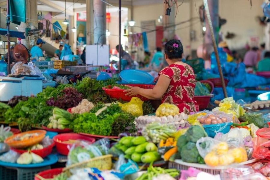 Hoi An: Countryside Biking - Eco Tour &Cooking Class Tra Que - Working the organic fields at Tra Que