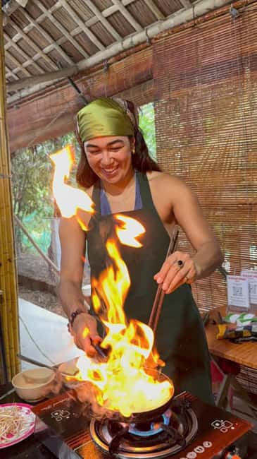 Hoi An: Local Family Cooking Class - Rolling spring rolls by hand