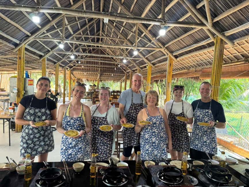 Hoi An: Local Family Cooking Class - Building a papaya salad