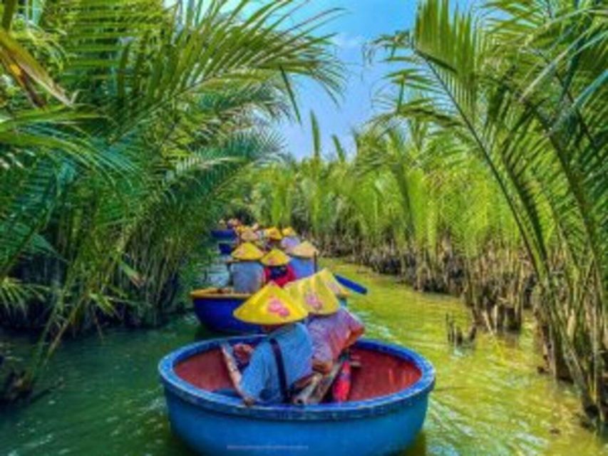 Hoi An Vegan Cooking School with Local Chef and Basket Boat - Choosing ingredients at a Hoi An market