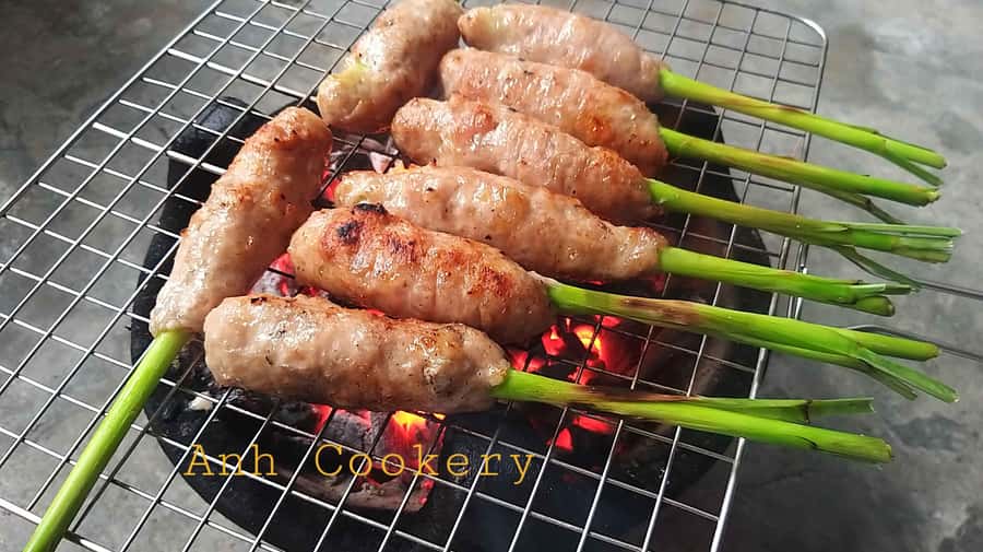 Hue Cooking Class with local-Visit market, cook local food - Starting at the market with Anh