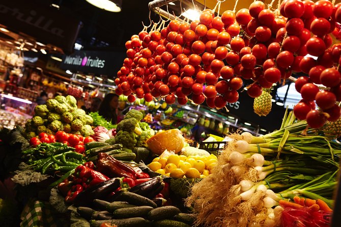 Interactive Paella & Market: Bottomless Wine & Rambla Views - A clean kitchen with a job for everyone