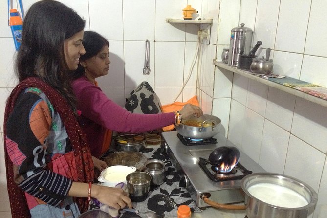 Jaipur Market Tour & Vegetarian Rajasthani Home Cooking Class - Choosing vegetables in a Jaipur street market