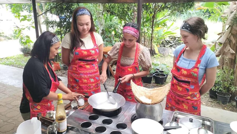 Krabi: Traditional Thai Cooking Class with Local Chef - What makes the instructors effective