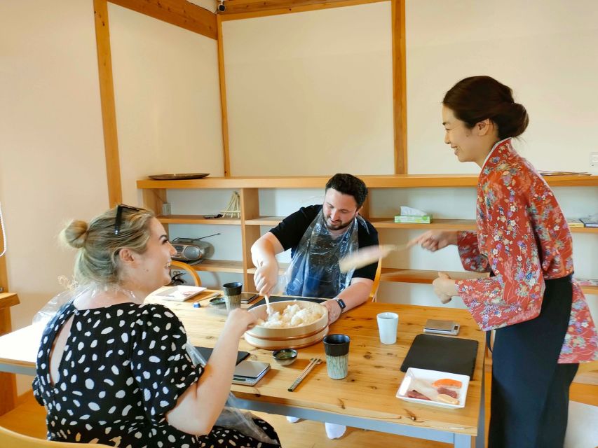 Kyoto: Authentic Sushi Making Cooking Lesson - Making nigiri with fresh fish