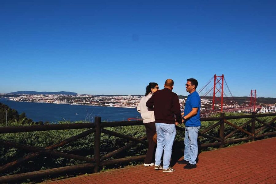 Lisbon: Setúbal Market and Wine tour with Cooking class - Crossing the 25 de Abril Bridge