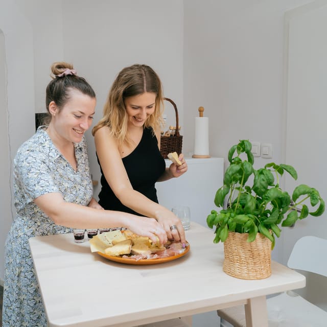 Ljubljana: Traditional Slovenian štrukelj Cooking Class - Making the dough and learning the family method