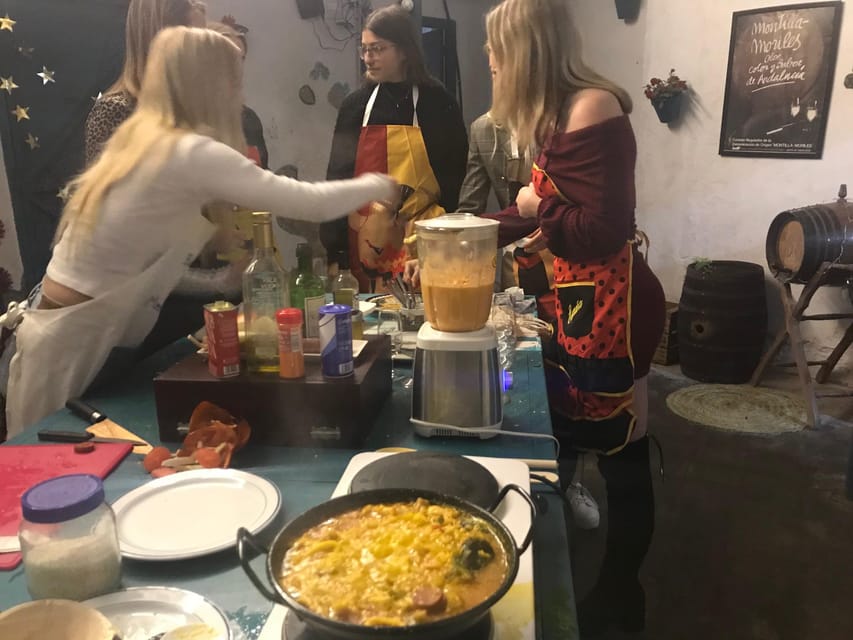 Local cooking class in Cordoba. Hands on: Salmorejo - Making the Salmorejo by Hand