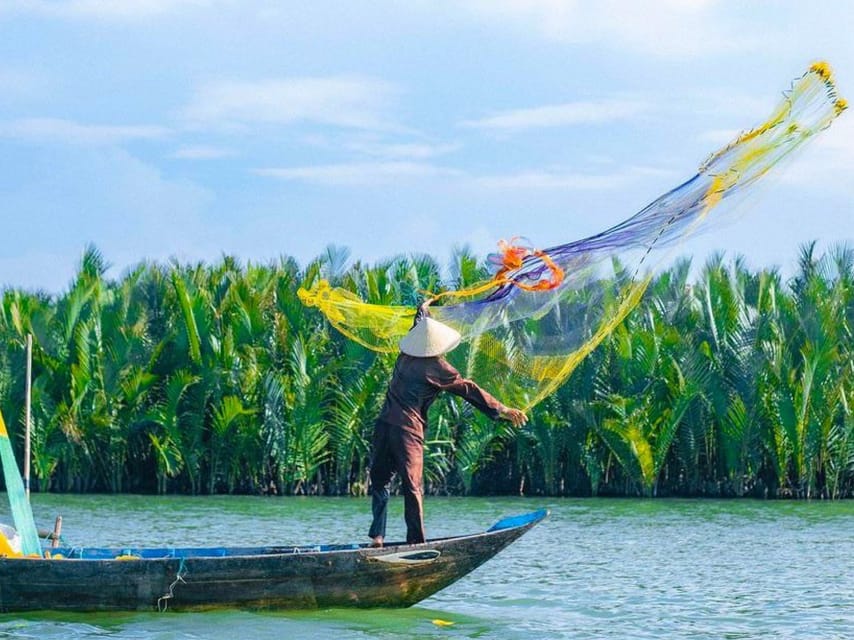 Local market, Basket boat, crab fishing & cooking class - Riding a traditional thung chai basket boat