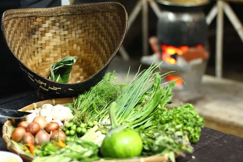 Luang Prabang: Bamboo Weaving Workshop & Cooking Class - Making a bamboo mat with a local teacher
