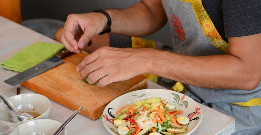 M.O.M COOKING CLASS - Starting with a Saigon market visit