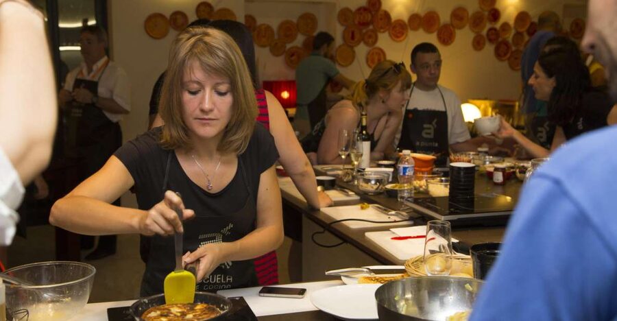 Madrid: 10 Tapas 2.5-Hour Cooking Class - Arriving at A Punto Cooking School on Calle de la Farmacia