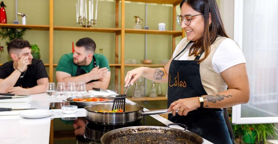 Madrid: Tapas & Paella Cooking Class with Expert Chef - Meeting Lola and getting to work