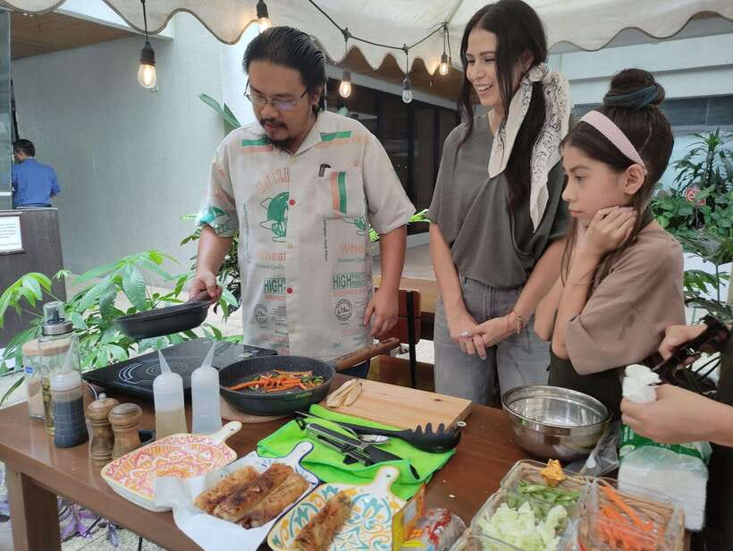 Makati: Hands on Manila Cooking Class - The welcome: cold drinks and a ready-to-use station