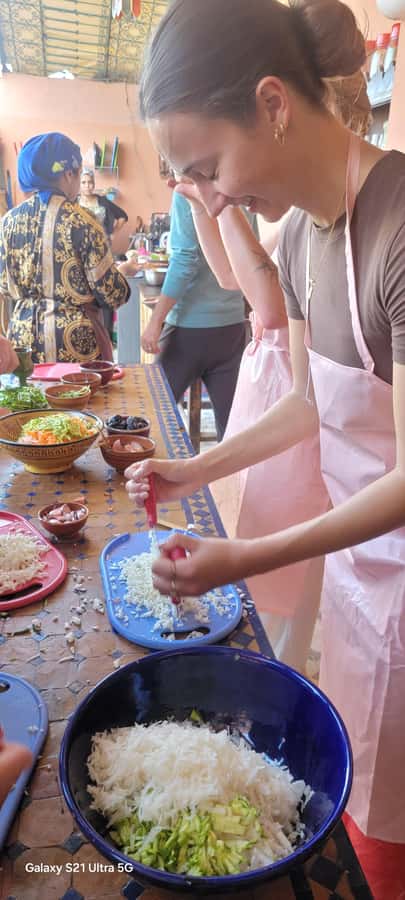 Marrakech: Moroccan Cooking Class for vegetarians and vegan - Chopping, mixing, and cooking the Moroccan menu