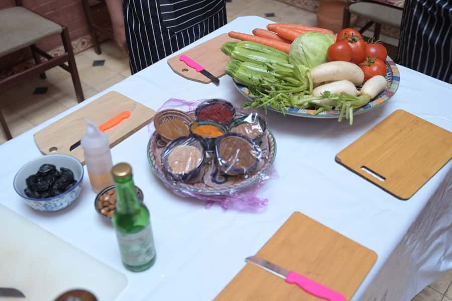 Marrakech: Moroccan Cooking Class for vegetarians and vegan - Tea, family conversation, and a look inside Moroccan life