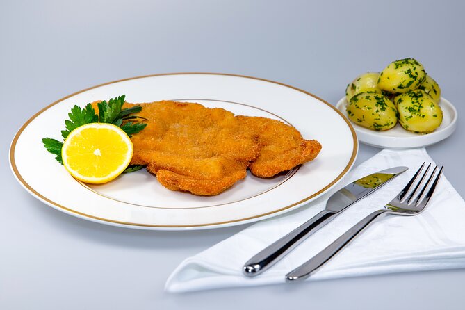 Nabiel's Vienna Cooking Class - Making schnitzel with the right crunch
