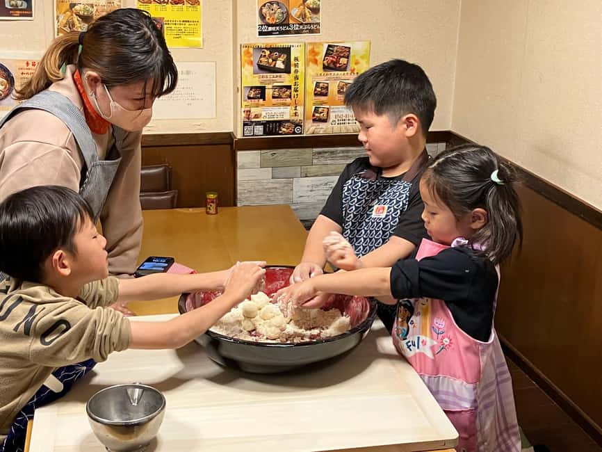 Nara: Udon and Tempura Cooking Class with Tasting - A small group makes the lesson easier