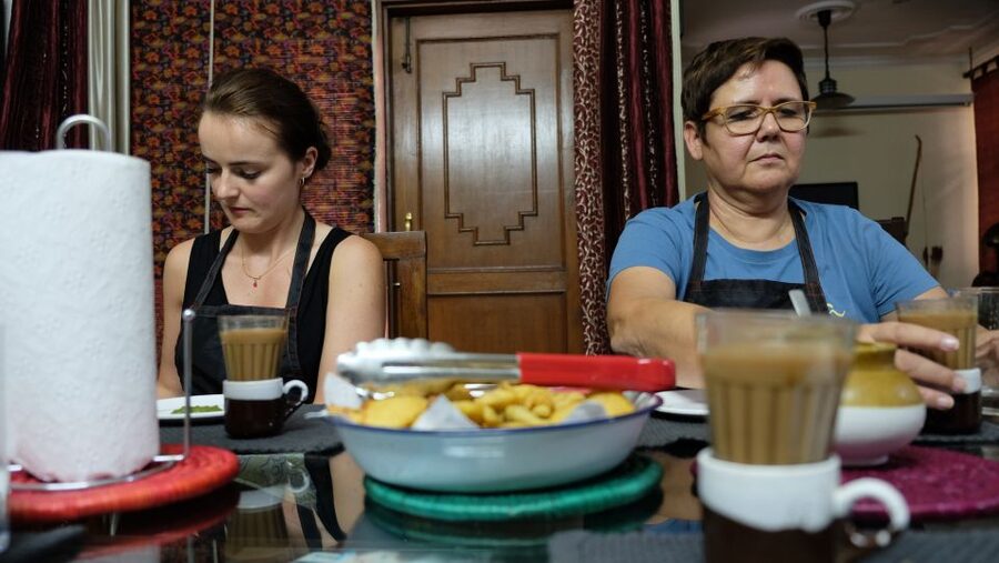 New Delhi: 5-Hour Traditional Cooking Class with Local Chef - Meeting chef Shikha in her home