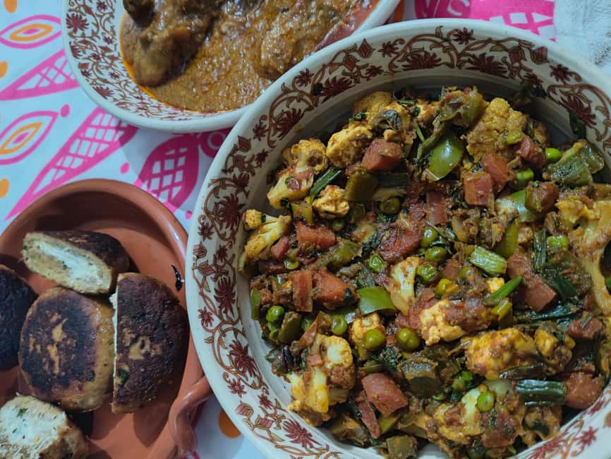 New Delhi: Full-Day Cooking Class learn 8 dishes with Locals - Lunch with a full Indian thali