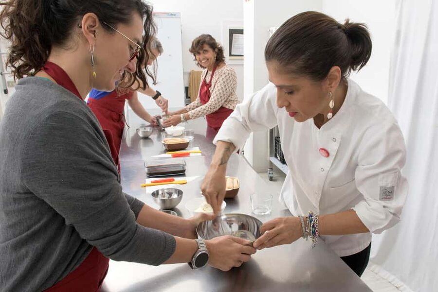 only in ITALIAN - International aperitif + cooking class in Italian - Entrare da Chef and the City in Via Laura Ciceri Visconti 4