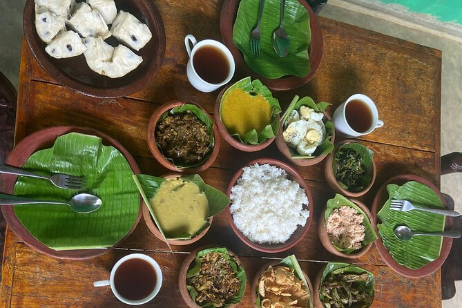Organic cooking class sigiriya (kumara & family) - Sitting down to a Sri Lankan family meal