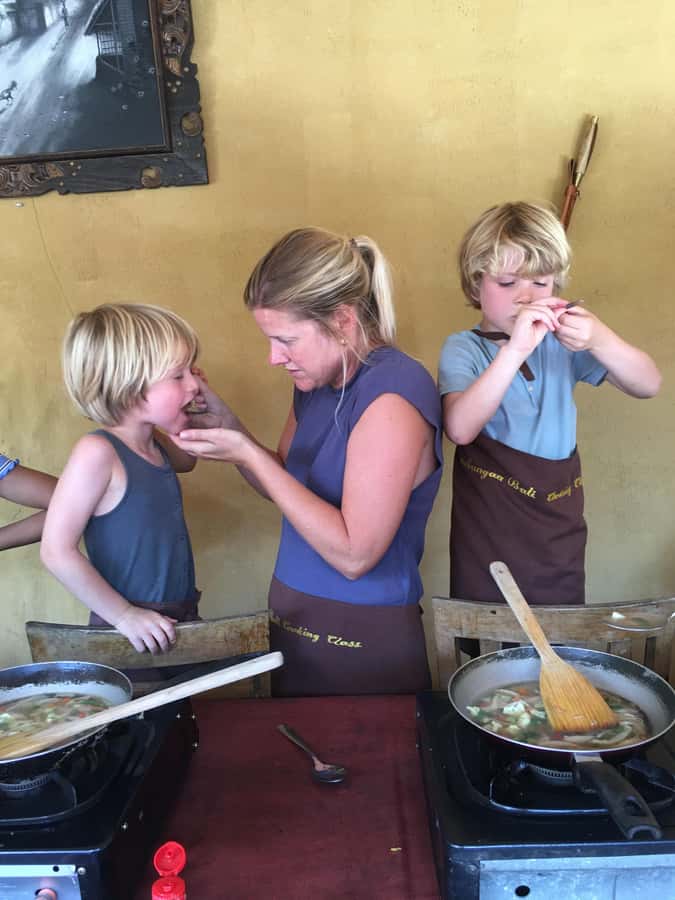 packages cooking class and romantic dinner in a local home - A garden dinner with flowers and candles