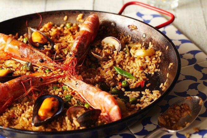 Paella Class & Bottomless Wine: Las Ramblas Views - How the group size affects your evening