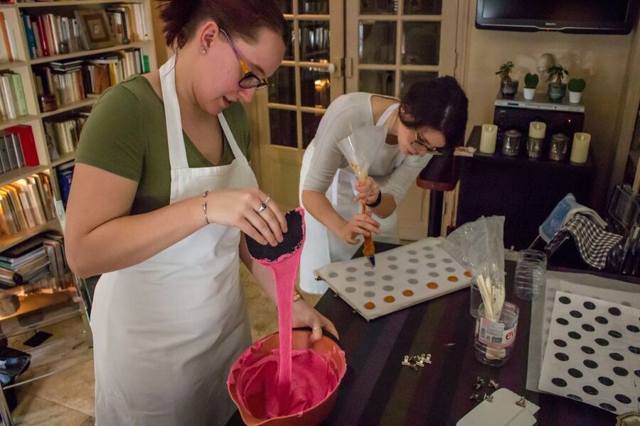 Paris: French Macarons Baking Class with a Parisian Chef - Waiting for the Shells and Building the Finished Pastry