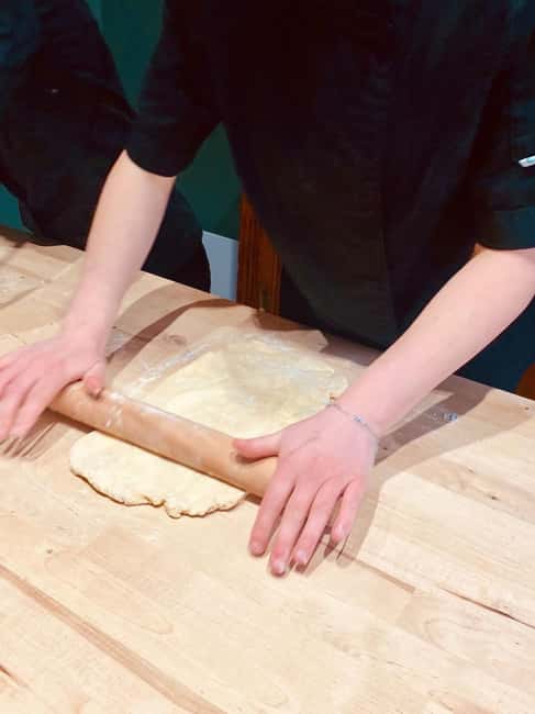 Paris: Millefeuille baking class with a chef - Decorating and assembling your own dessert