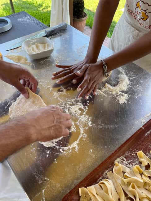 Pasta Cooking Class in a Garden near Pompeii - Sabrina’s kitchen and the family welcome