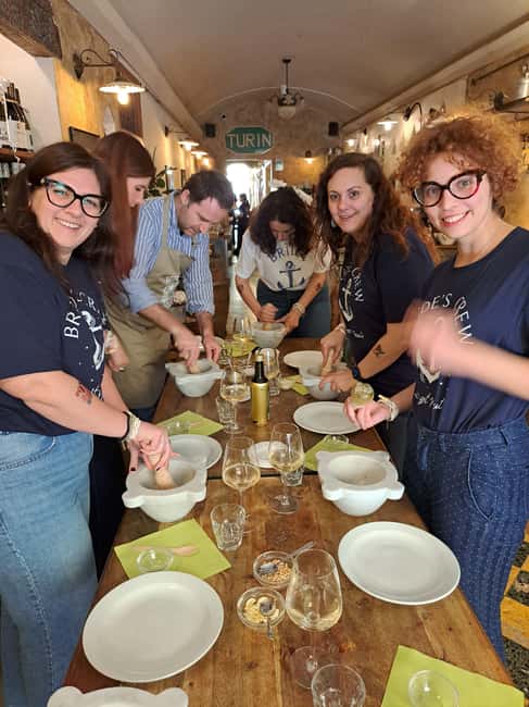 Pesto cooking classes - Trattoria Turin Sestri Levante - Experiences - Local wine and bread make the lesson social