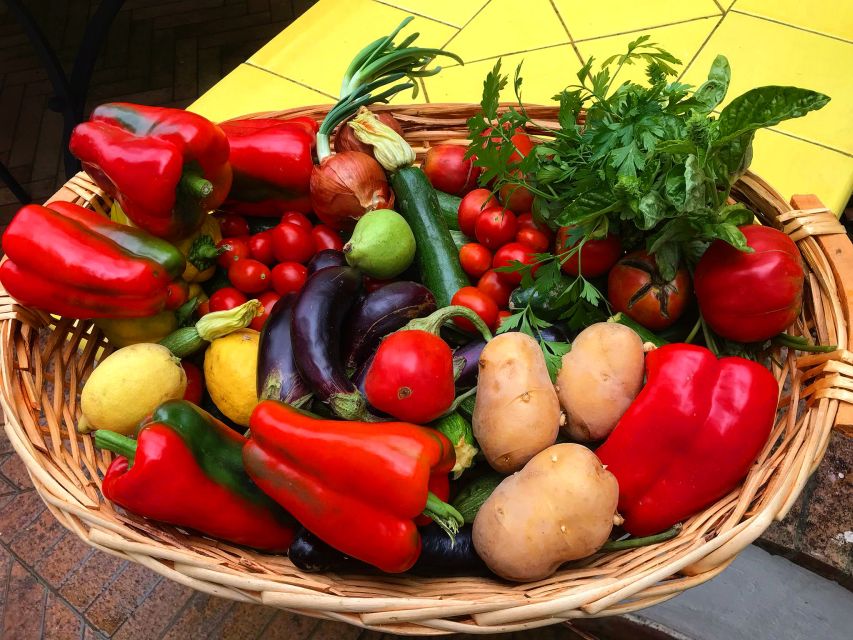 Piano di Sorrento: Cooking Class with Food Tasting and Wine - Meeting the family at the villa entrance