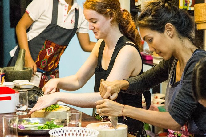 Pink Chili - Thai Cooking Class and Market Tour in Bangkok - Group size, teaching pace, and family appeal