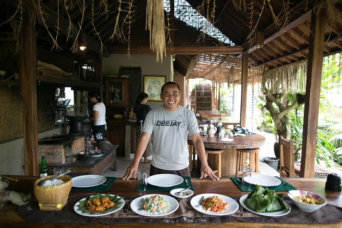 PRIVATE Balinese Cooking Class in Ubud with Dewa with Transfers - Entering a Traditional Balinese Family Compound