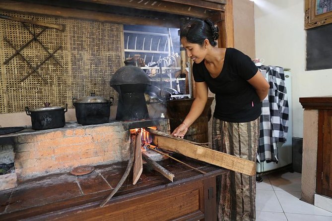 PRIVATE Balinese Cooking Class in Ubud with Dewa with Transfers - Cooking With a Pestle and Wood-Fired Stove