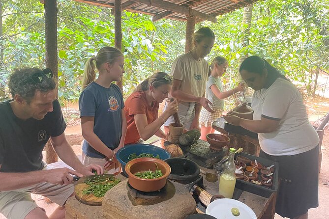 Private Kandy Authentic Cooking Class - Eight dishes, dessert, and Sri Lankan village fruit
