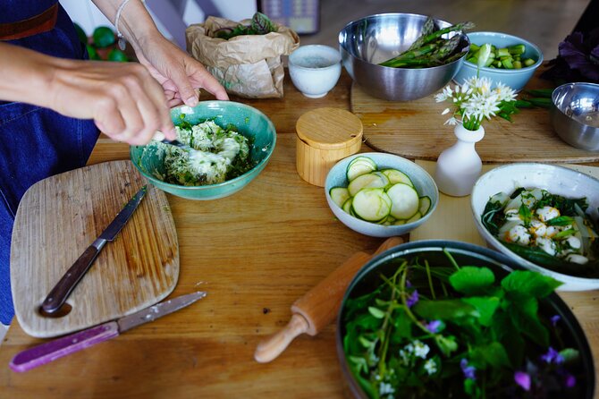 Private Market Tour and Cooking Class in Annecy with a Local - The 15-minute walk to Alexia’s apartment