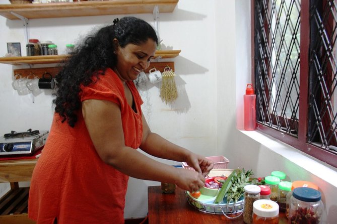 Private Traditional Sri Lankan Cooking Class in Kandy with Hotel Transfers - From tea and spices to the chopping board
