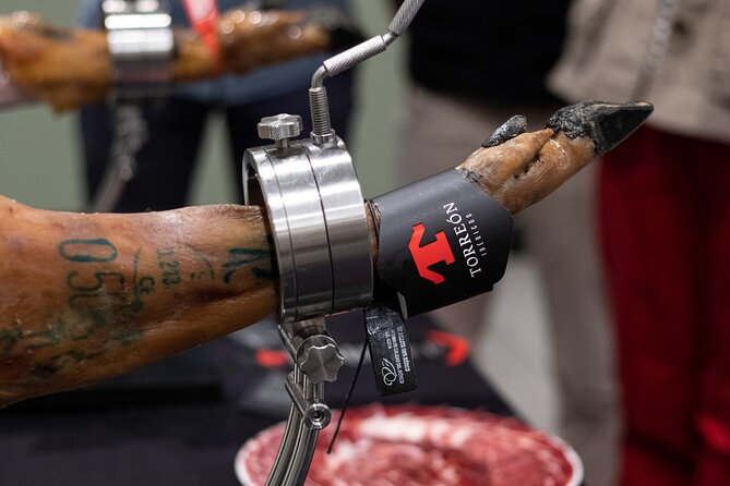 Private visit to a ham factory with show cooking in Salamanca - The optional ham-cutting demonstration