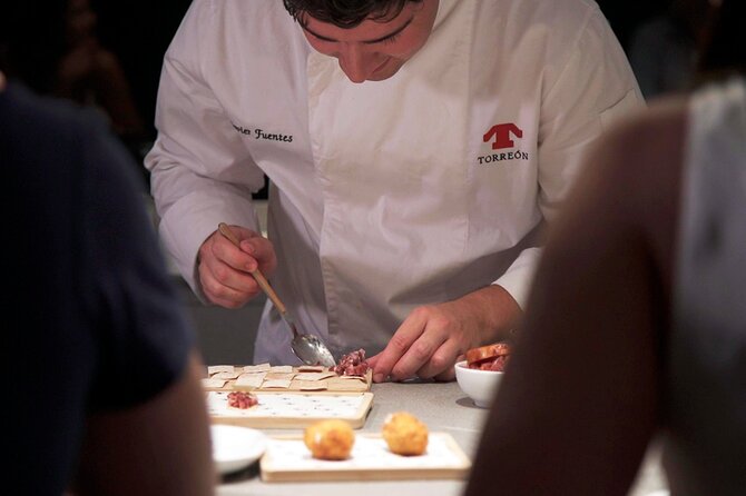 Private visit to a ham factory with show cooking in Salamanca - Chef Javier Fuentes cooks at the gourmet bar