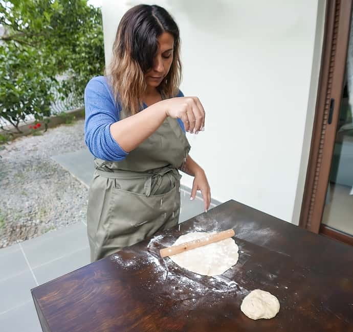 Rethymno: Chrysoula's Cretan Home Cooking Lessons - Making dakos, tzatziki, and Greek salad