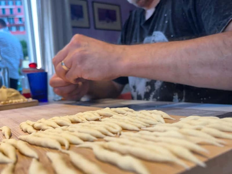 Riomaggiore: Pasta and Tiramisù Cooking Class - The welcome glass and the class rhythm