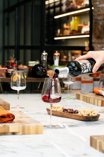 Rome: Cooking Class - Pizza & Gelato with Free Flowing Wine - Finding the meeting point near the Colosseum